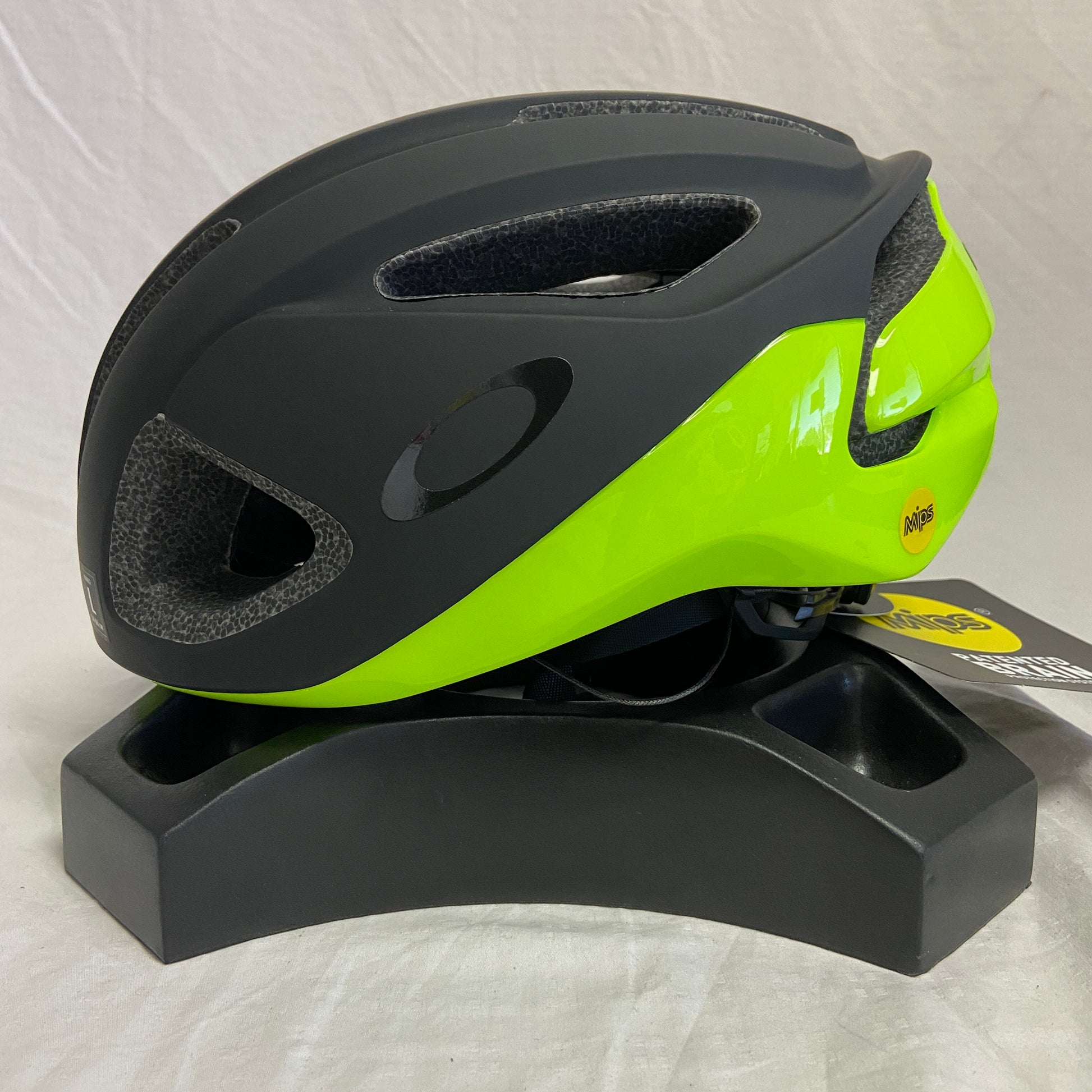 Oakley Aro 3 Cycling Helmet Black/Green Large *Open Box* - ExtremeSupply.com